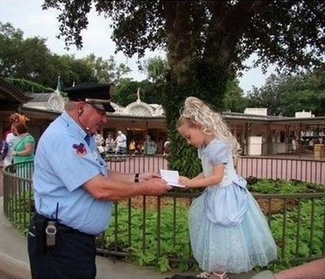 Freddie Wieczorek que é segurança na Disney World da Flórida e mais do que isso, ele ajuda a magia a acontecer ilustra nosso artigo sobre: Como fidelizar clientes - Pequenos gestos.